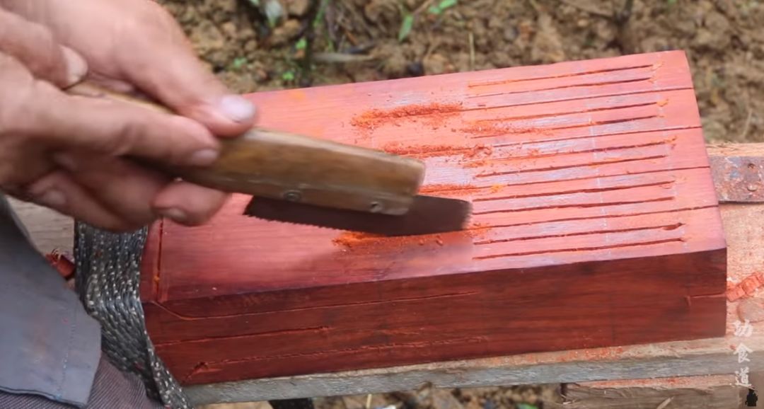 真·鲁班再世！61岁中国大爷造出2500年前鲁班凳，惊艳1000万外国网友：这还是我认识的中国功夫吗？