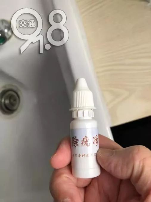 4岁小孩眼睛被腐蚀,强酸液体滴进孩子眼睛