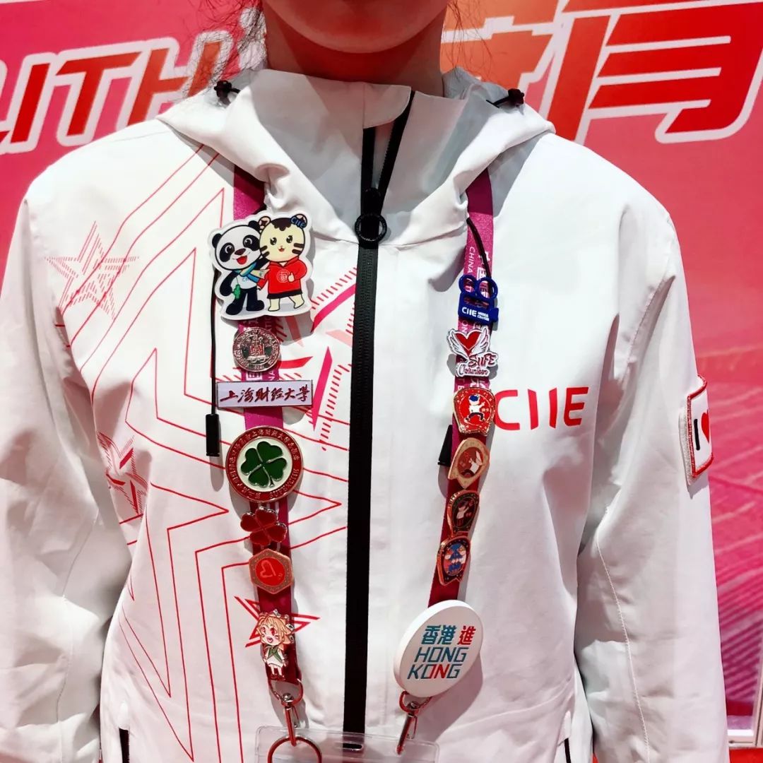 同学，换徽章吗？沪上各高校“小叶子”进博徽章大集合！