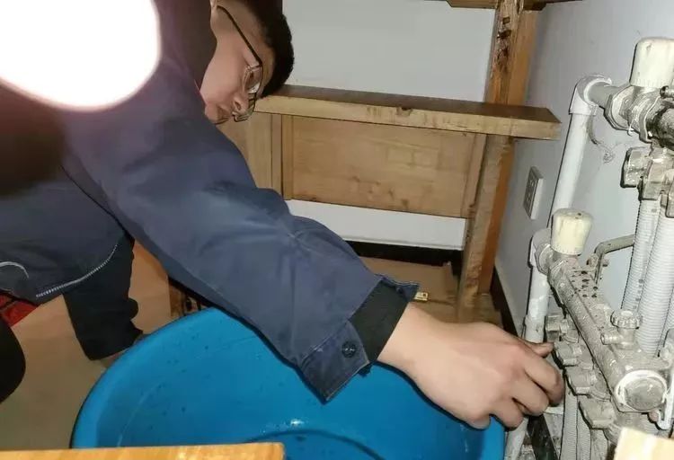 你的家里温暖如春，你可知这个城市有一群暖男在为你抵御寒冬