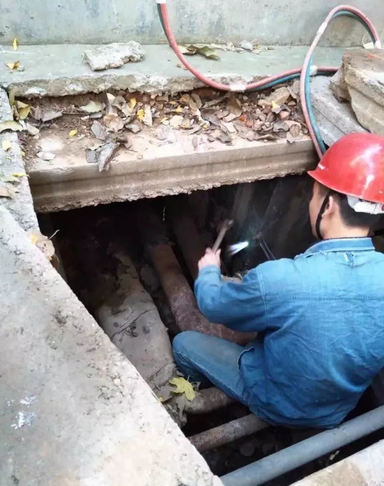 你的家里温暖如春，你可知这个城市有一群暖男在为你抵御寒冬