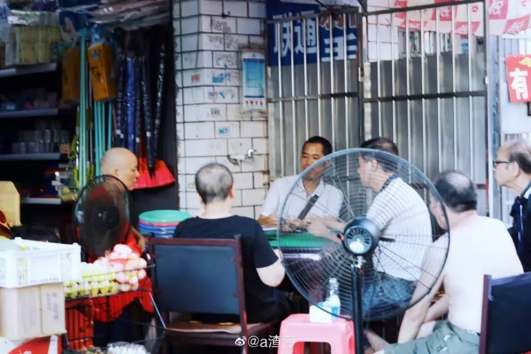 癌症患者挂尿袋和屎袋,患癌人身上带着尿袋