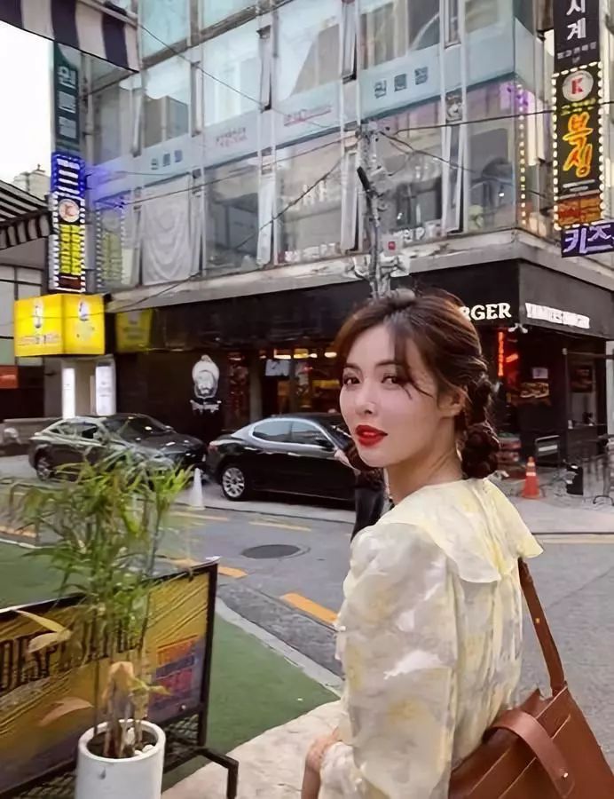 影视日报|中宣部部长:从今年起,金鸡奖将每年评选一次;汤唯采访大赞易烊千玺:特别勇往直前;杨紫秘密光顾整形美容医院