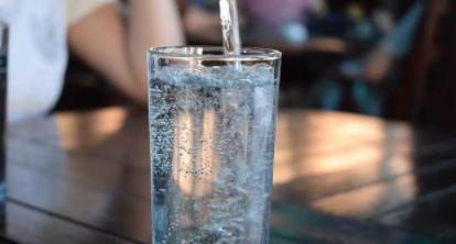 劣质不锈钢水杯对人有什么危害,不锈钢杯与玻璃杯哪个喝水安全