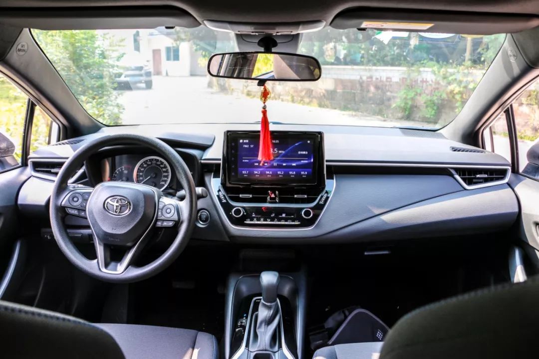 一公里不到五毛钱，油耗就是那么低！安全配置贼好用！90后帅哥警察的第二辆车，是这样个性又时尚的雷凌