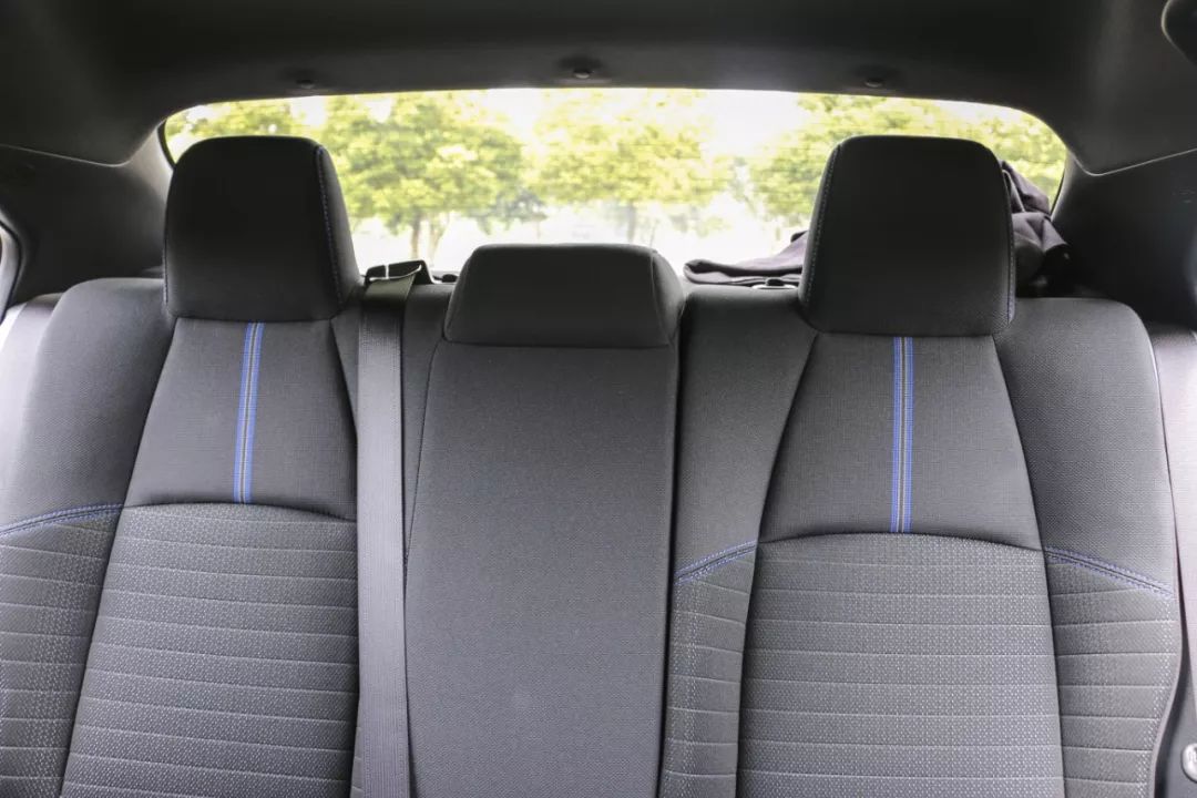 一公里不到五毛钱，油耗就是那么低！安全配置贼好用！90后帅哥警察的第二辆车，是这样个性又时尚的雷凌