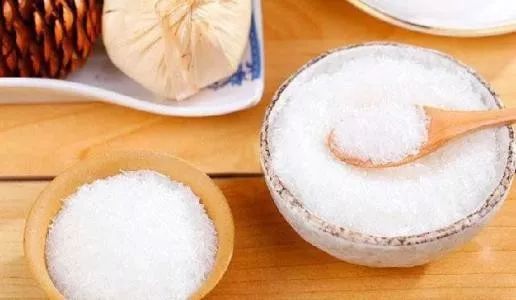 冬天的厚衣服怎么收纳放衣柜,收藏冬天厚衣服的叠法