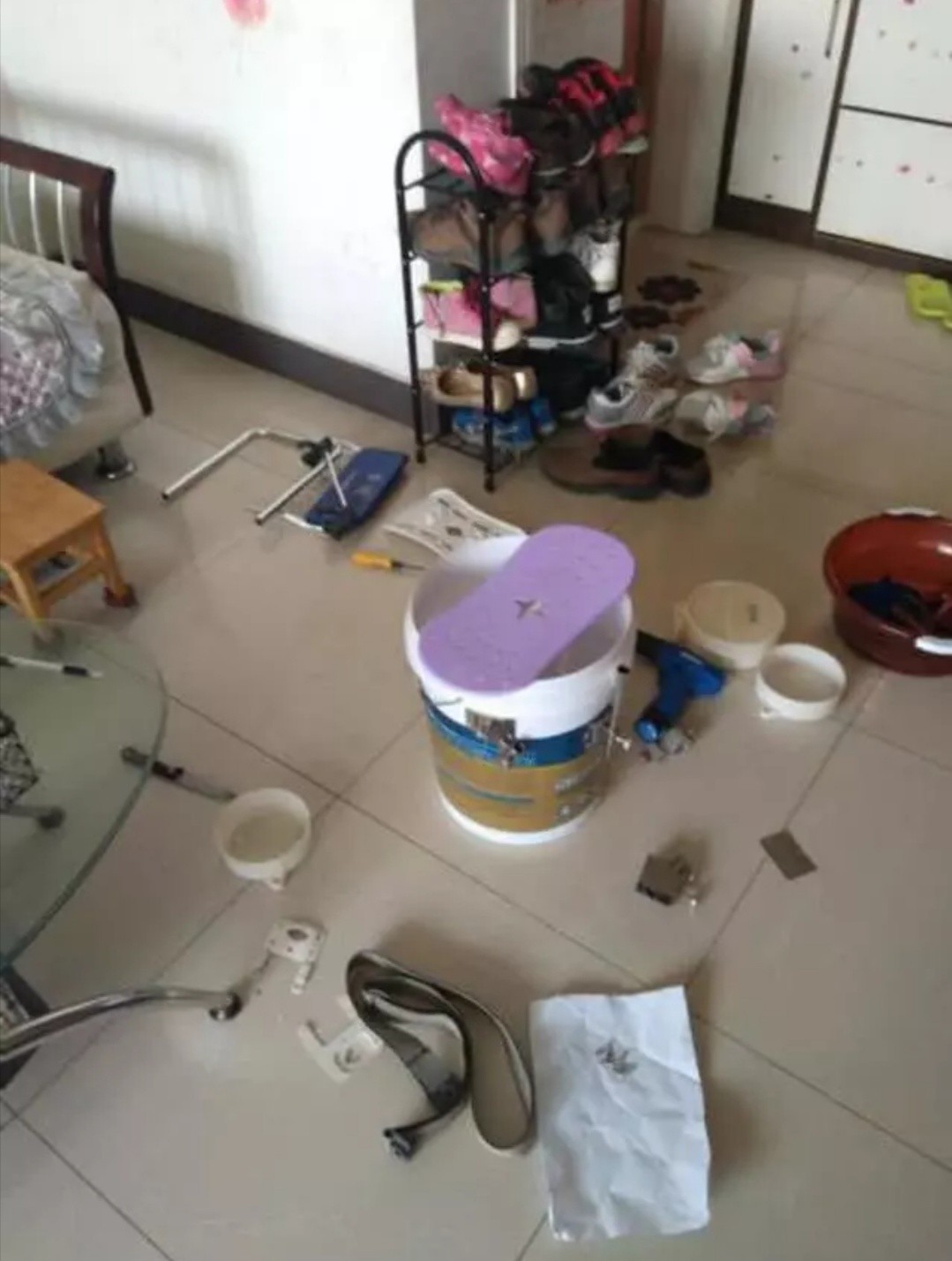 怎么制作钓鱼实用渔具视频,自制钓鱼桶渔具diy