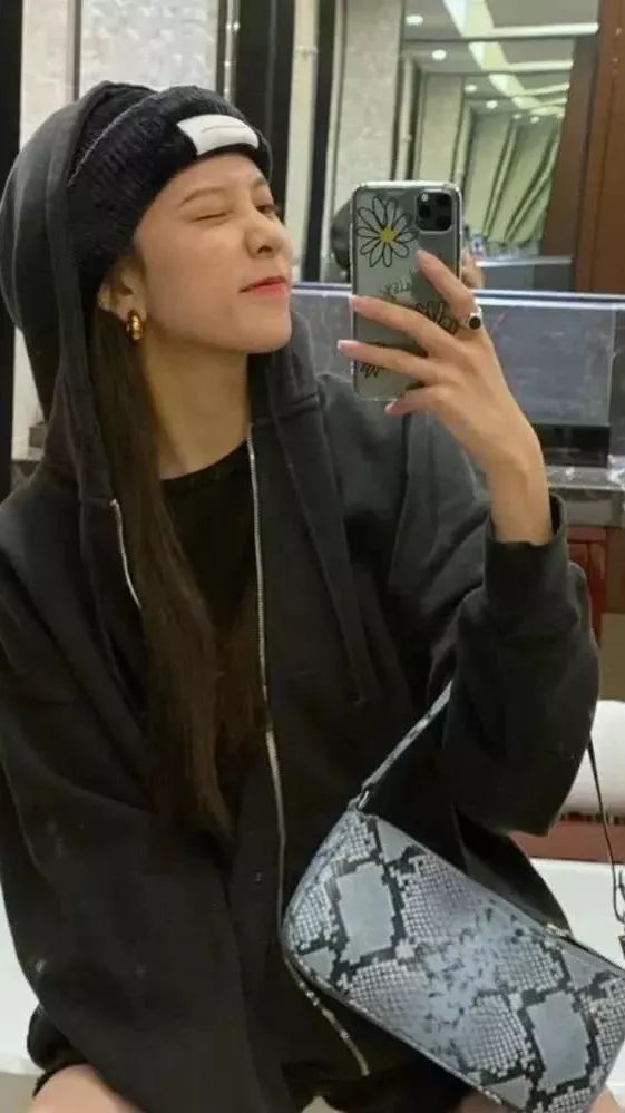 欧阳娜娜的名牌包包,欧阳娜娜的平价包包