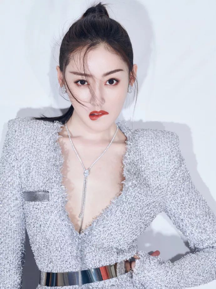 低胸≠暴露!或许你与性感女神只差一件V领的距离