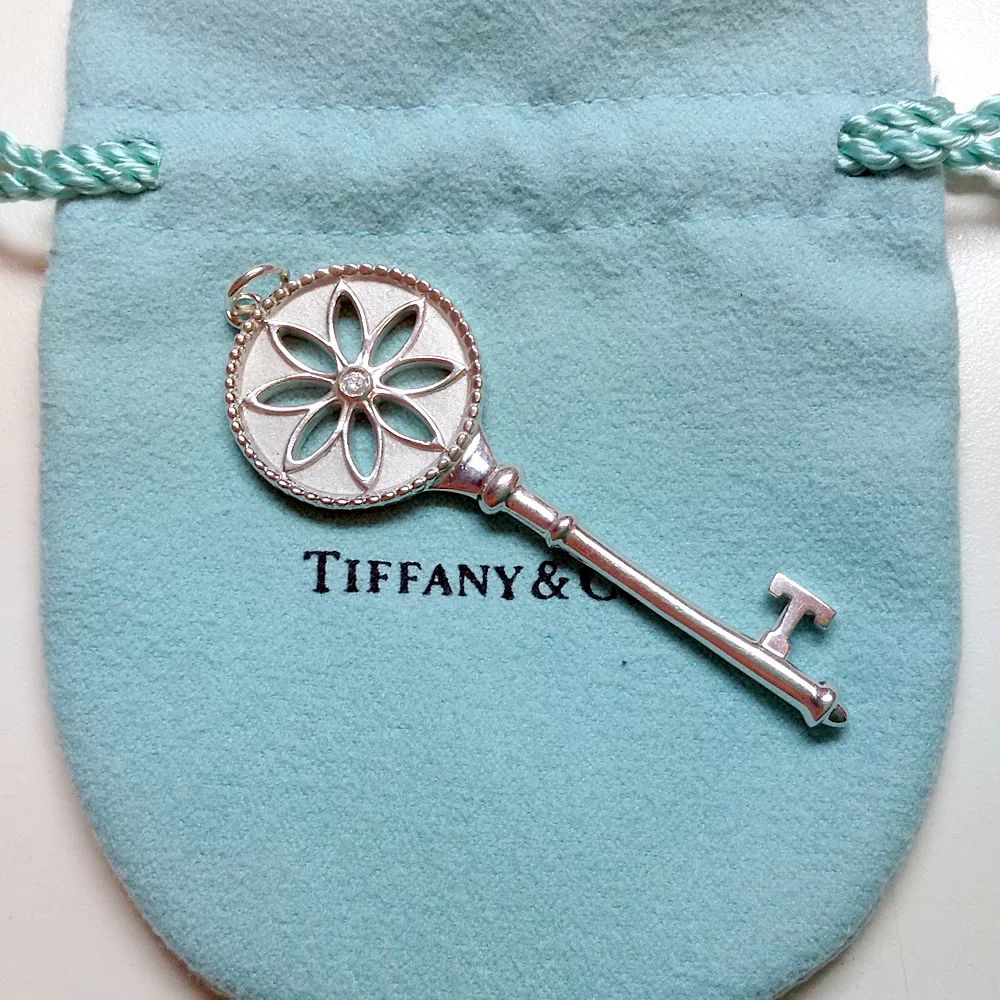 权志龙喜欢的雏菊是什么雏菊,权志龙的小雏菊为什么少一半