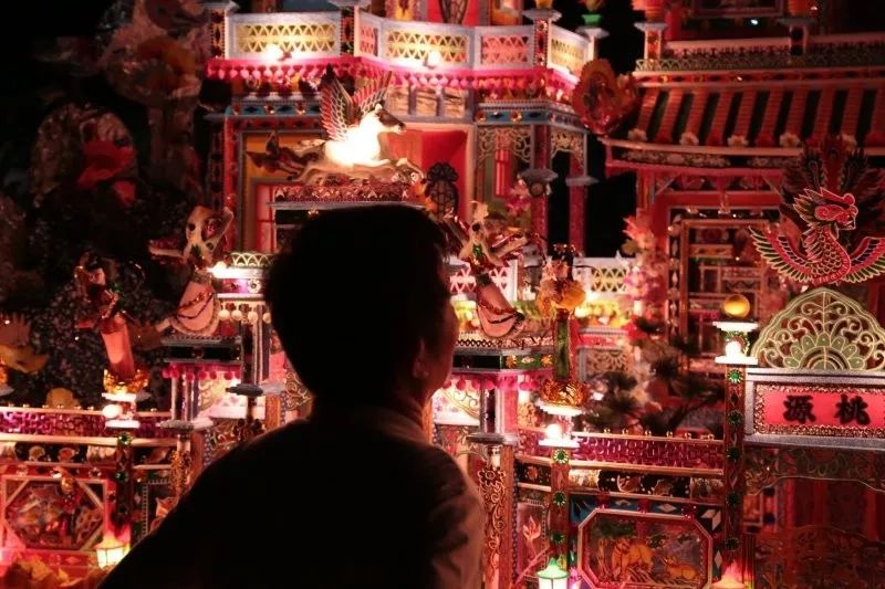 中国人烧给死人的纸扎，登上巴黎设计周，还被法国博物馆收藏