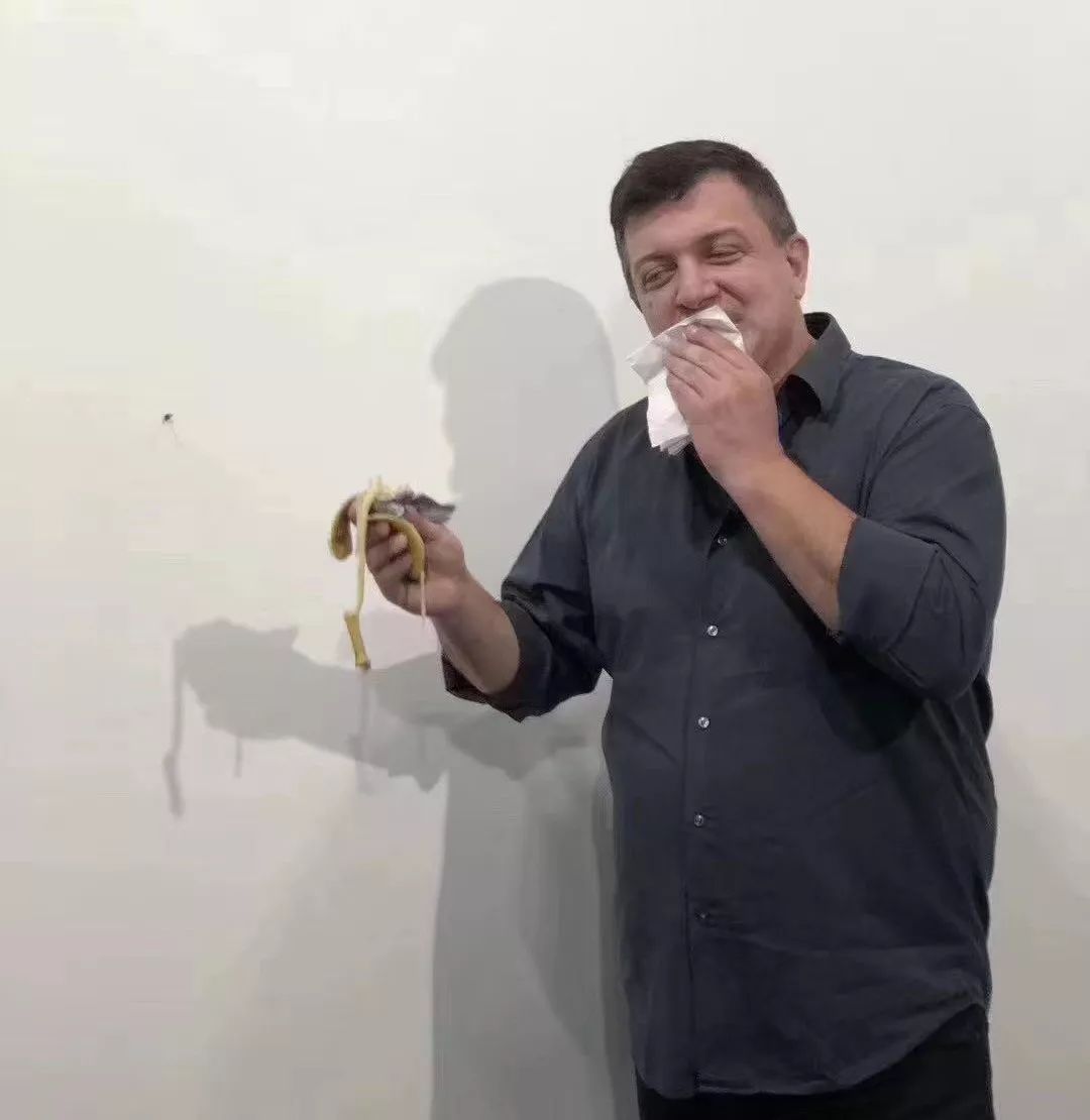 艺术大神卡特兰仅用一根香蕉就废掉了迈阿密巴塞尔200多家画廊!可是突然被另一个艺术家当场吃掉了