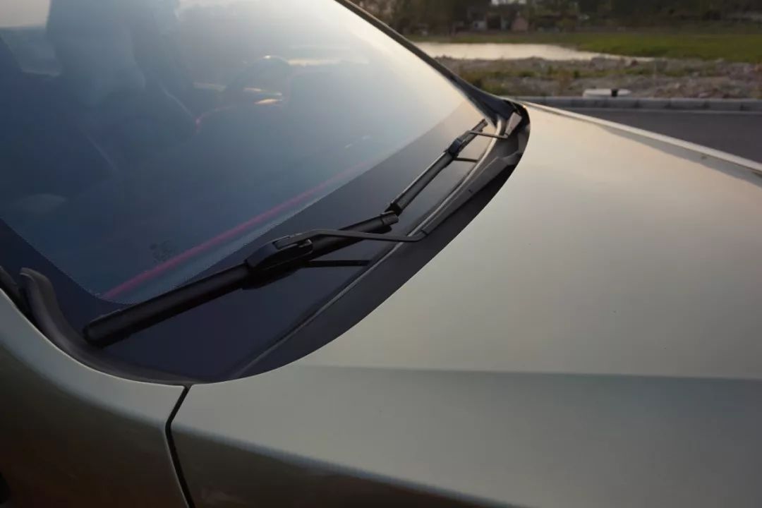 严重老化开裂,雨刮还不换?只会加玻璃水的7年老司机终于迎来换雨刮首秀!宝骏560女车主“*力暴**”安装的新雨刮,靠谱吗?