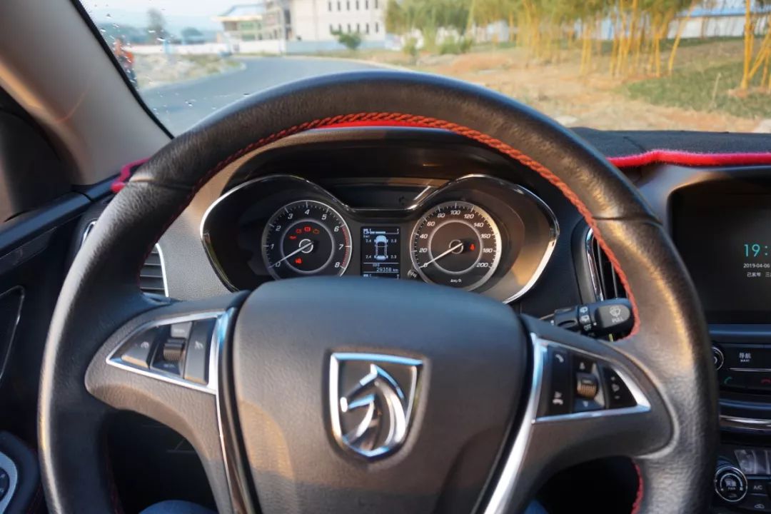 严重老化开裂，雨刮还不换？只会加玻璃水的7年老司机终于迎来换雨刮首秀！宝骏560女车主“*力暴**”安装的新雨刮，靠谱吗？