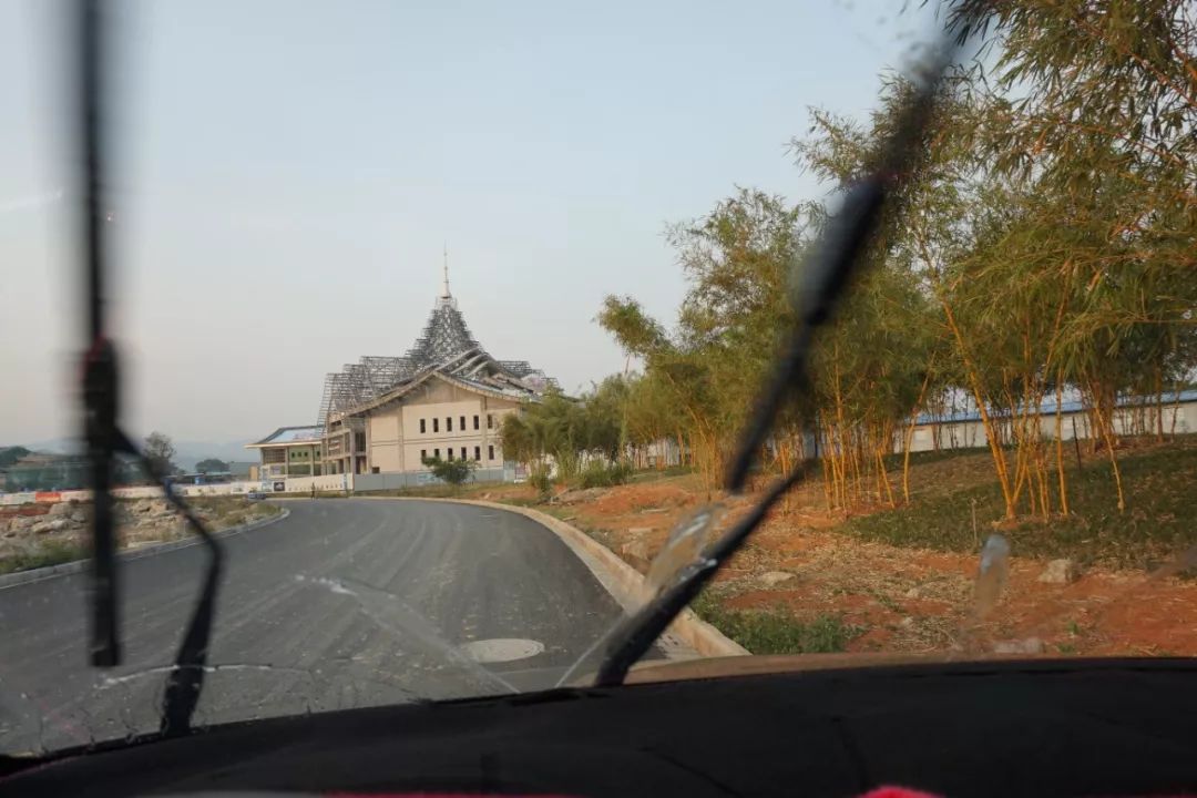 严重老化开裂,雨刮还不换?只会加玻璃水的7年老司机终于迎来换雨刮首秀!宝骏560女车主“*力暴**”安装的新雨刮,靠谱吗?