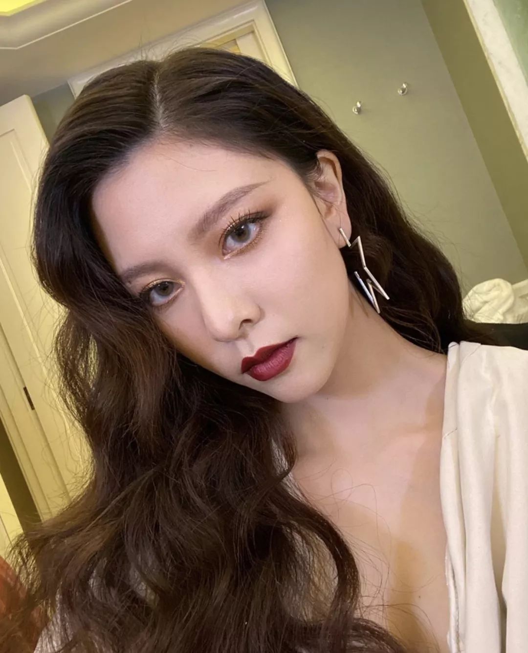 宋妍霏、泫雅破次元壁同框！原来plmm都是这样涂唇膏的