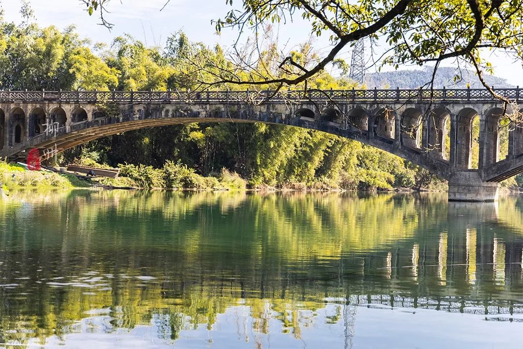 这个古镇好奇怪，门前放元宝，商号大门开洞，城隍爷与关二爷作伴