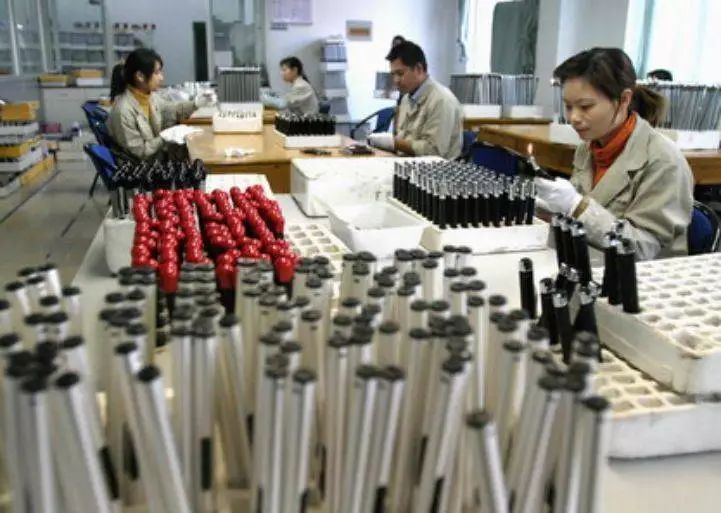 香菇分拣线出事,找来厂长后暴露一个大问题:中国缺2000万这种人才,上机器人也没用