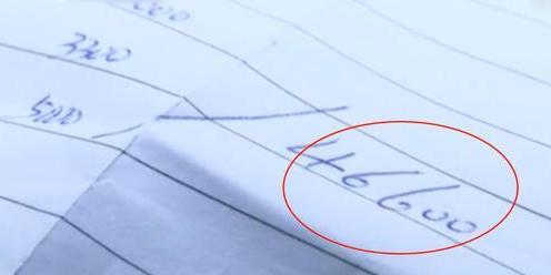 女子脚上拔出黑刺,女子脚底被一根刺扎伤了