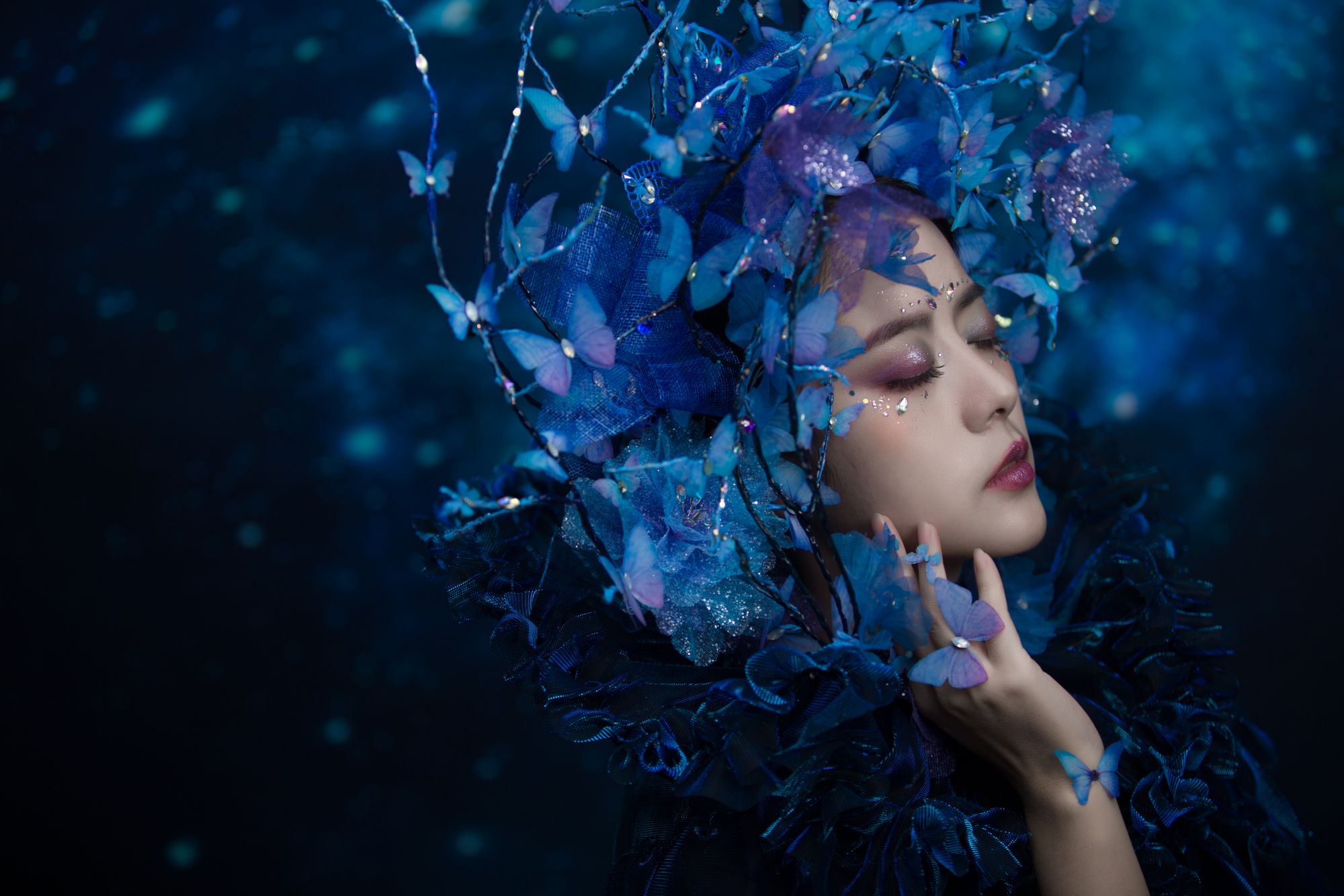 用易拉罐做凤冠的女孩,易拉罐还原凤冠