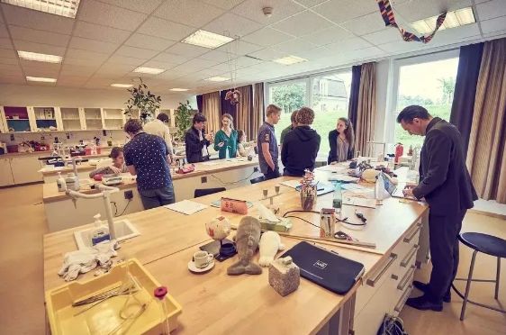 赵文卓女儿在英国上的高中,赵文卓女儿上的是职业学校吗