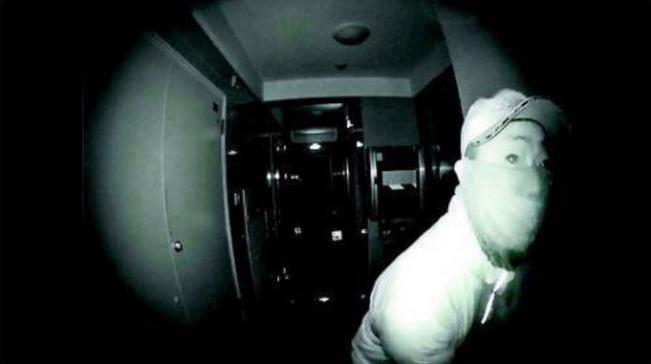 蒙面男子半夜挨家挨户溜门撬锁,半夜男子撬锁