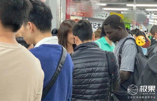 探访全球最大苹果“*市黑**”！iPhone价格低到让人无法想象