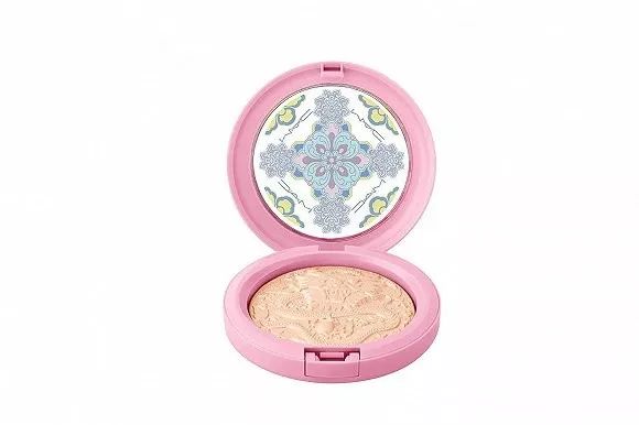 “白化病姐妹”逆袭时尚界；MAC“砸”故宫招牌？阿里“无隐私”大厦...「设计烩报296期」