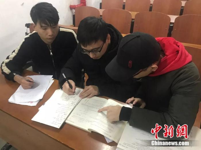 励志小伙不甘平凡,励志小伙自小双目失明却不失信心