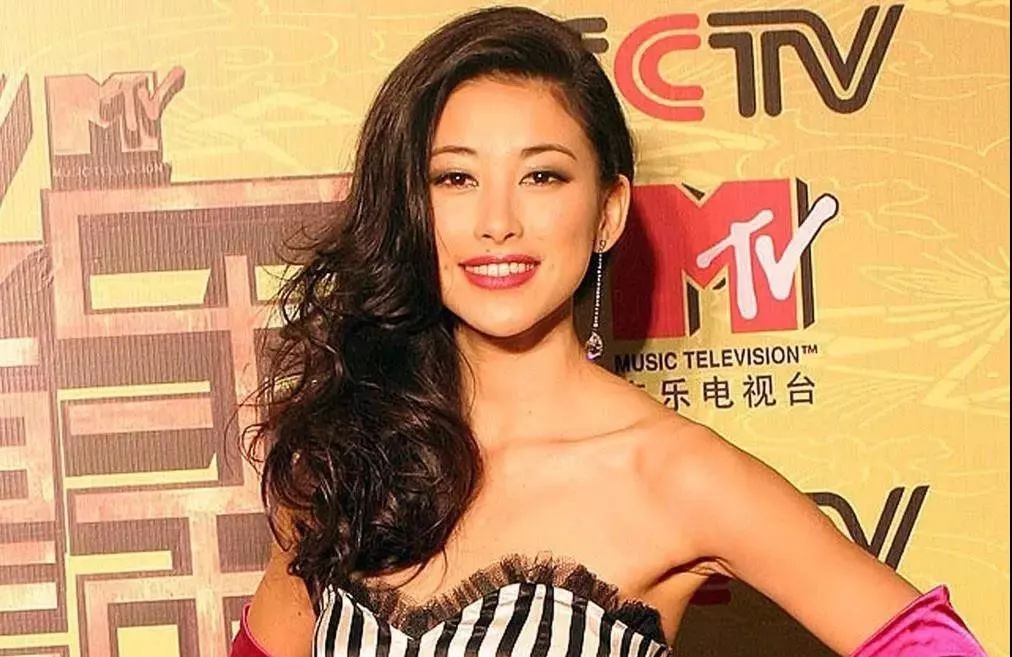 连续8年蝉联全球最美100人，35岁性感*物尤**凭美胸翻红，网友：我就是馋她身子