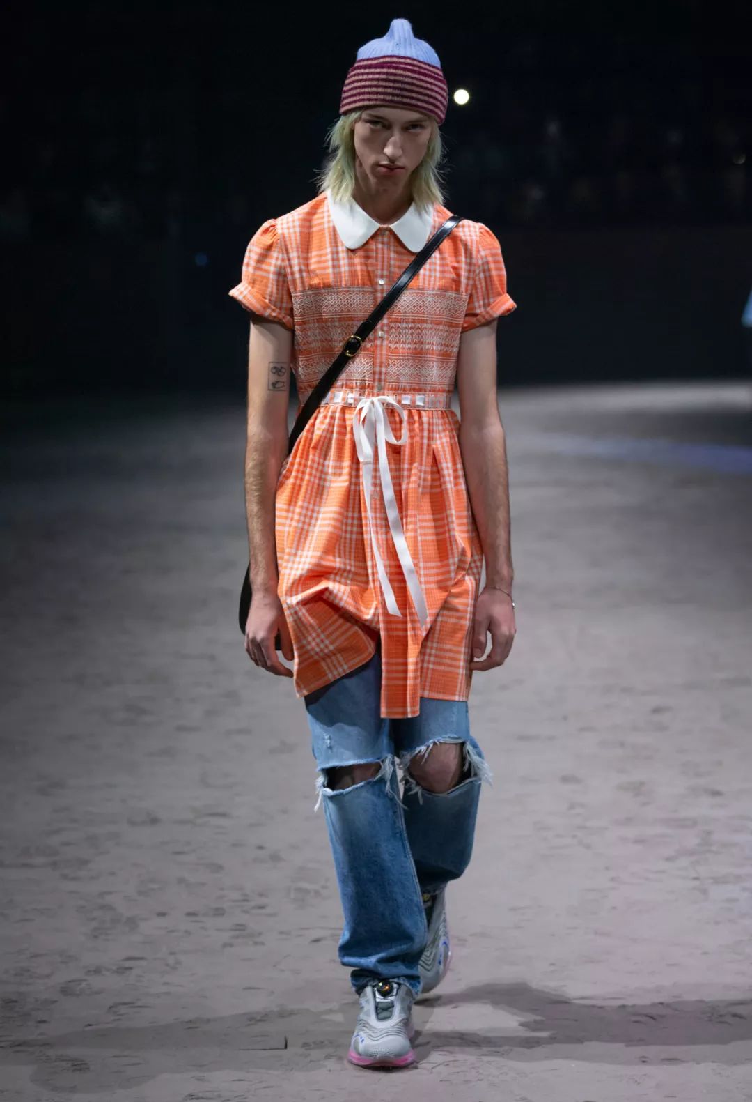 福利来惹！肖战的米老鼠竟没拼过*钟金**仁Gucci大秀浪漫表白？