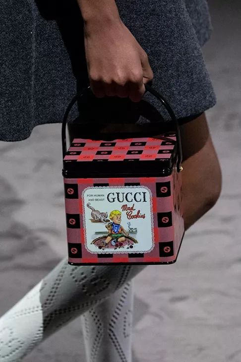 福利来惹！肖战的米老鼠竟没拼过*钟金**仁Gucci大秀浪漫表白？