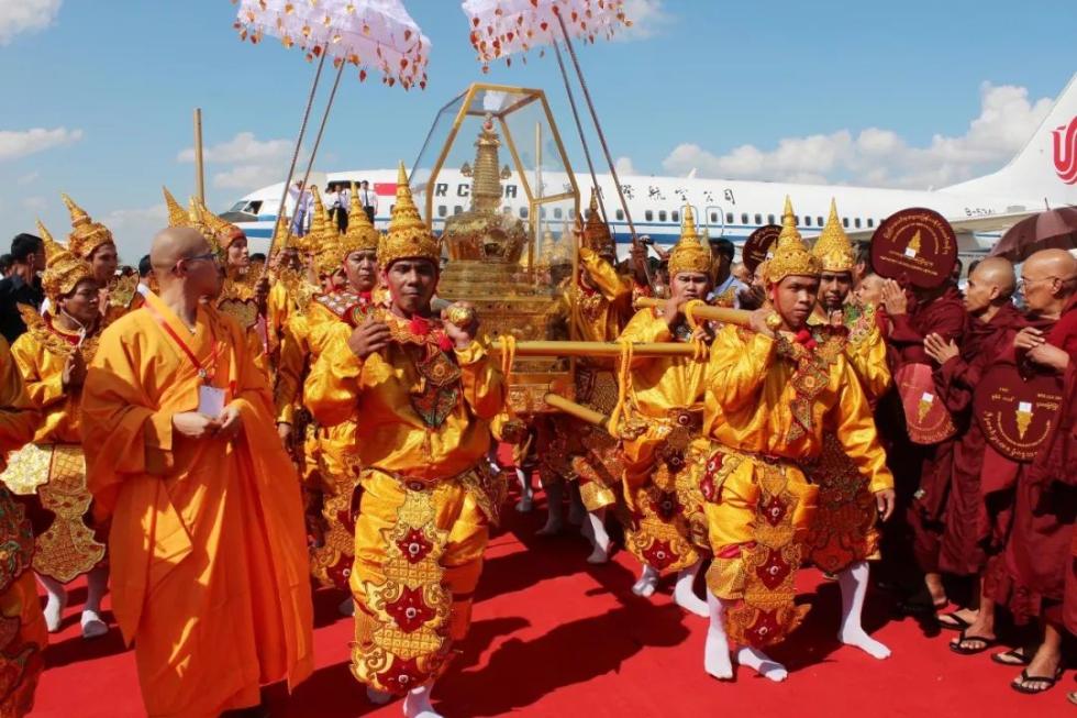 习*平近**同缅甸领导人驻足观看的这组照片太有故事