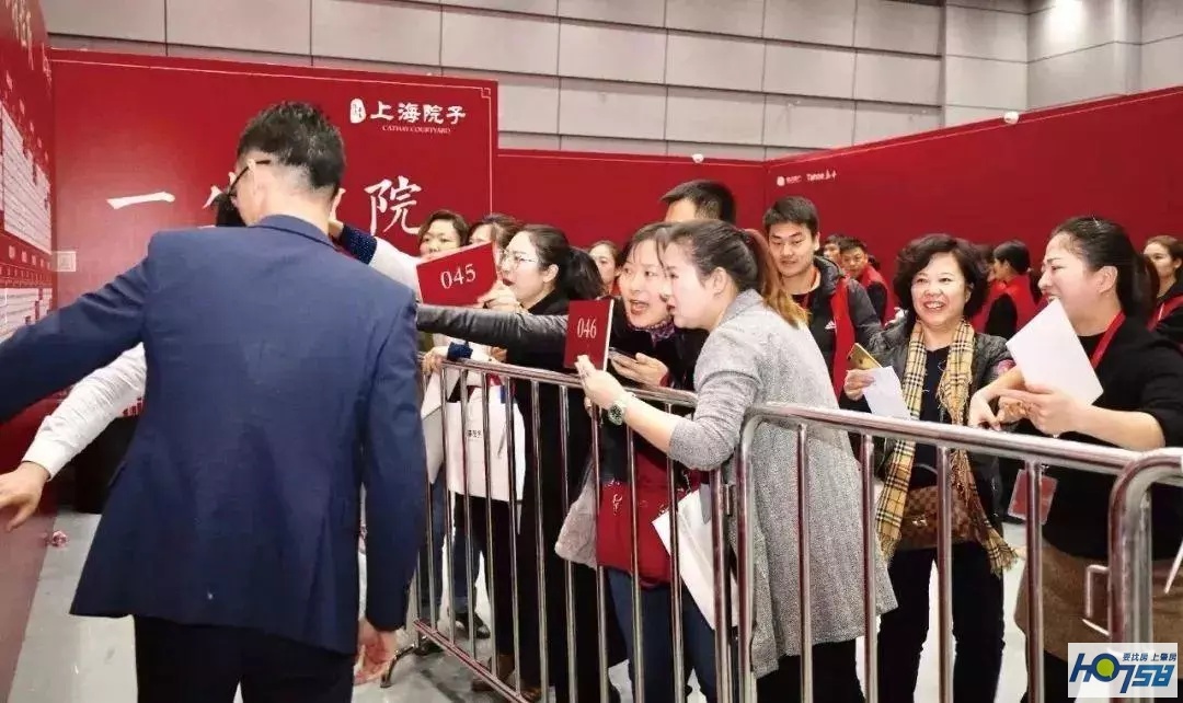 连顶豪都要靠“抢”？8000亩大湖，270°环幕景观