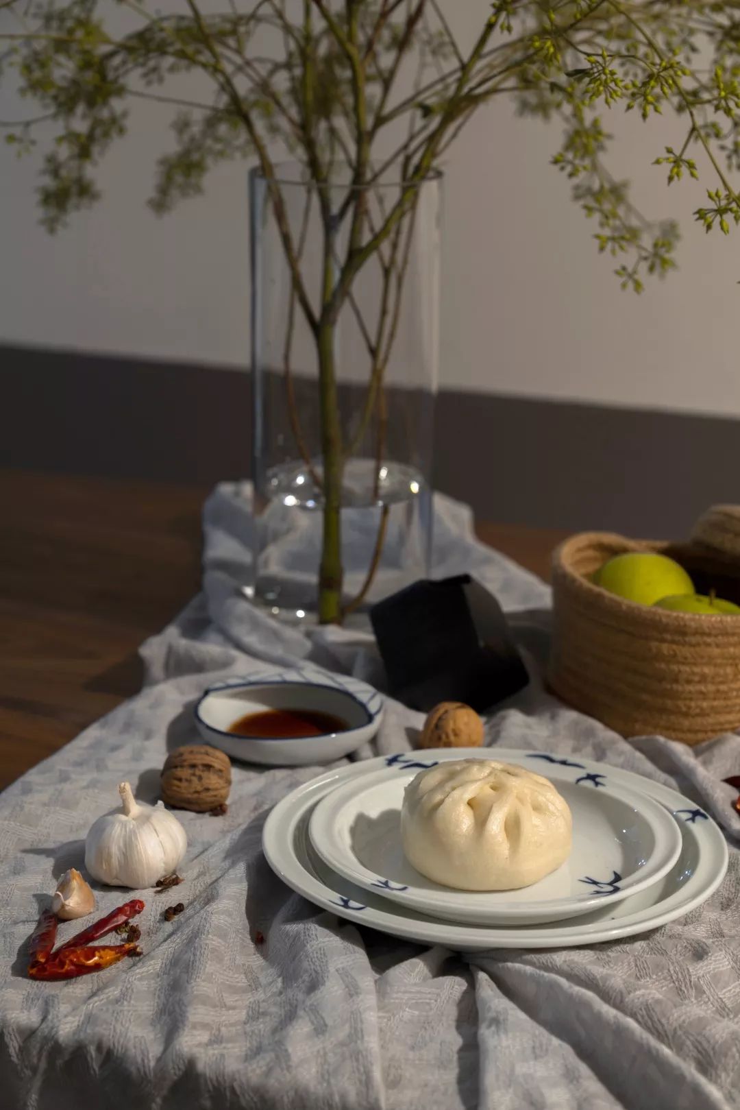 她家院子比房子还大,足足有80m²,在城里也能过得像李子柒