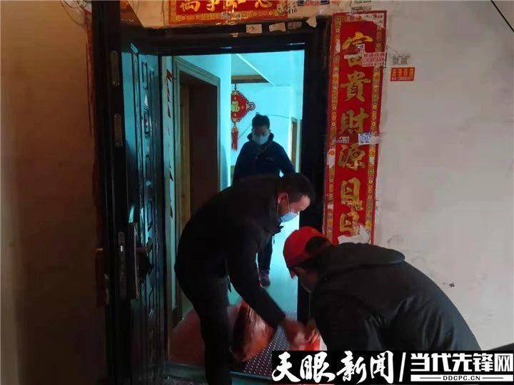 党员志愿者变身跑腿儿,党员志愿者暖心服务温暖社区居民