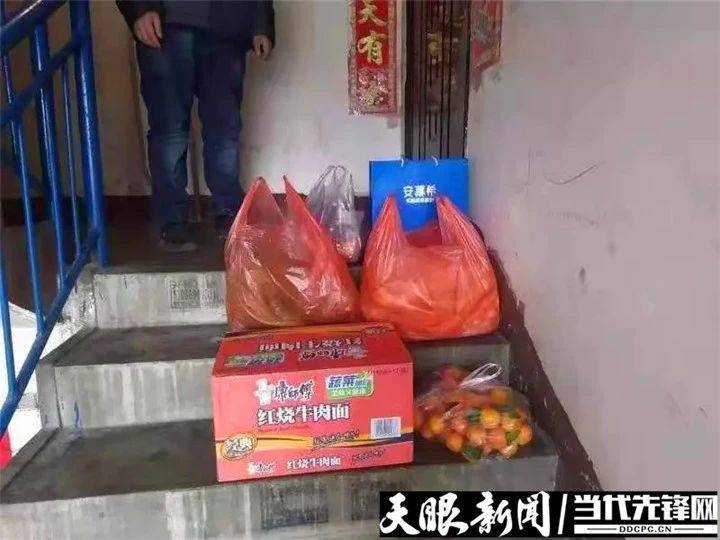 党员志愿者变身跑腿儿,党员志愿者暖心服务温暖社区居民