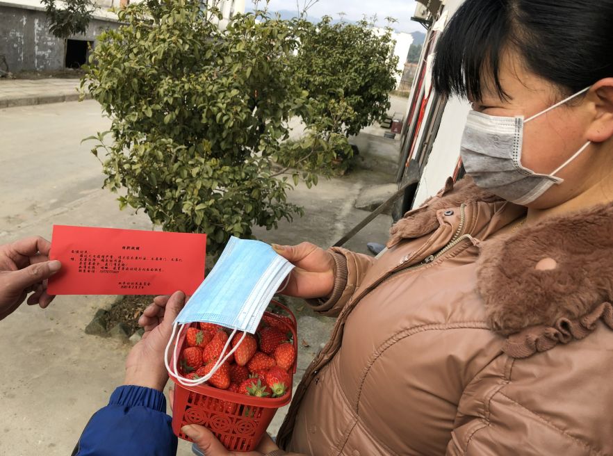 元宵节送温暖防疫一线的文章,疫情当前农村元宵节送灯