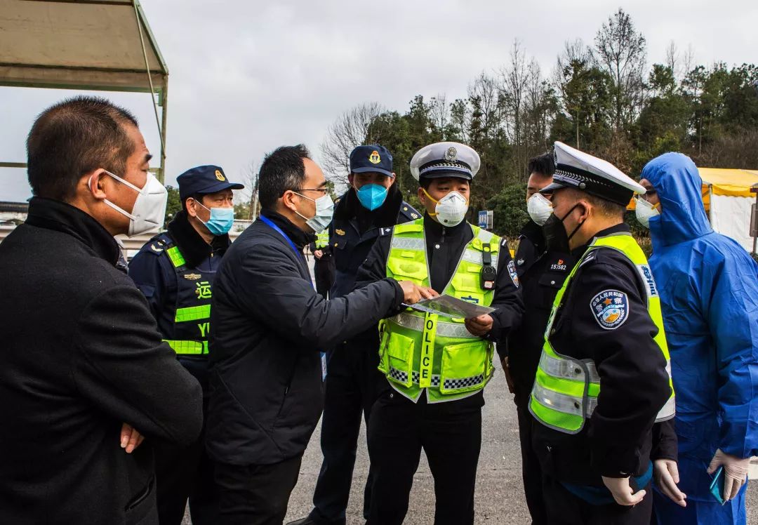 抗击疫情记者对警察的采访,媒体直击海曙青林湾西区防疫现场