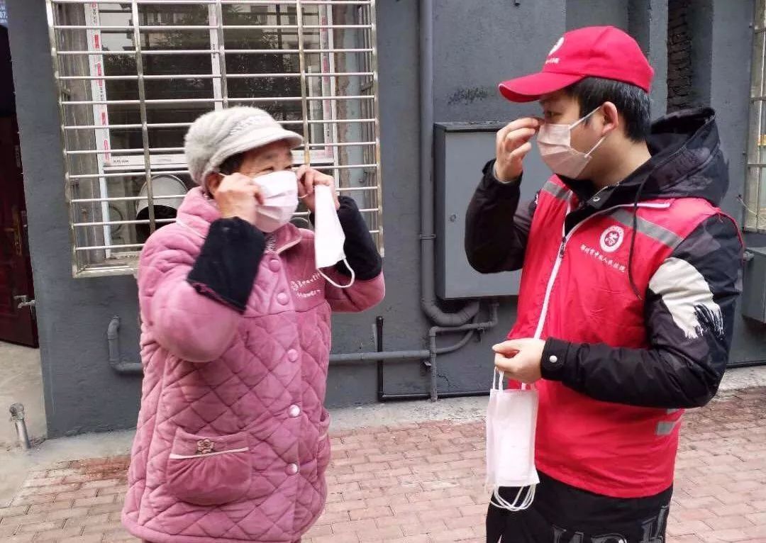 一天敲开216扇门，却只能在走廊与家人相望……丨法院战“疫”速览