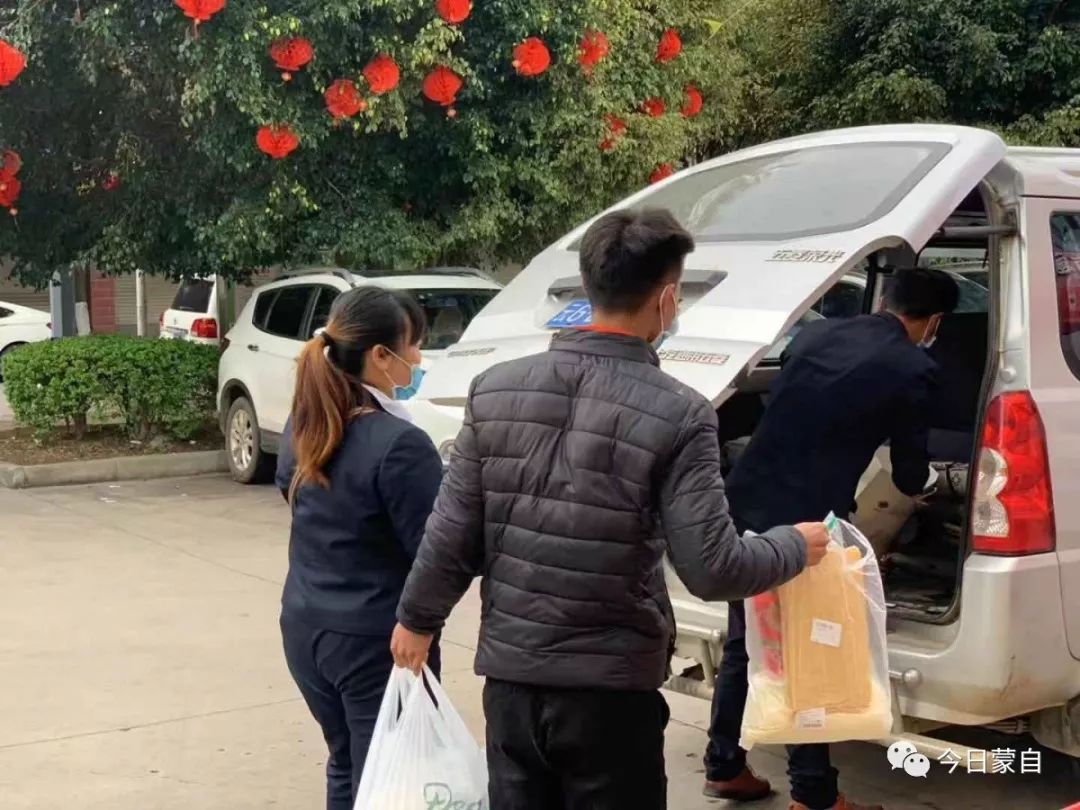 别人家的物业送奶茶,物业帮业主送物资