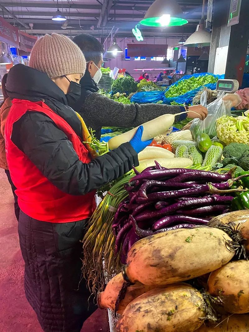 代购蔬菜、送药上门……吴淞这群居委干部开启新“副业”