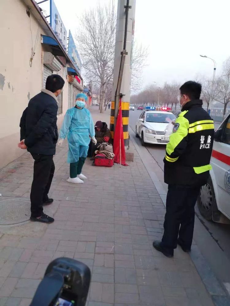 晋州市巡特警大队救助一名发热的流浪老人