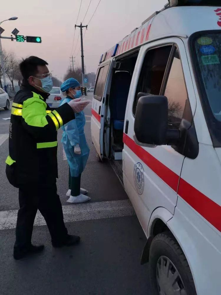 晋州市巡特警大队救助一名发热的流浪老人