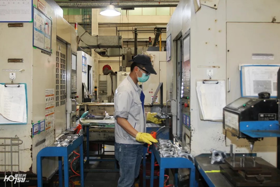 “广东鸿图”抓好疫情防控和复工复产，为员工穿上“铁布衫”，为公司铸造“*钟金**罩”