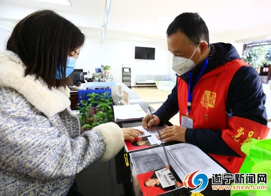 龙凤镇90名红马甲服务3万群众