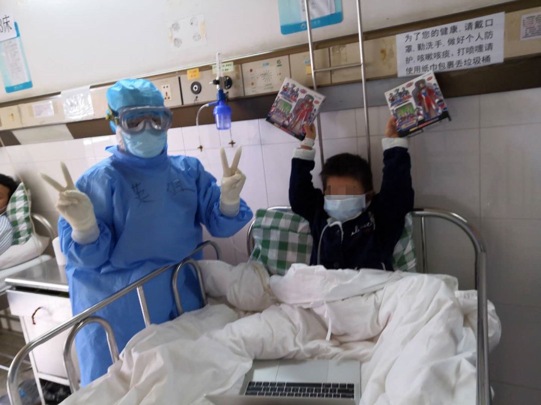 暖！东莞一小患者想要奥特曼才肯抽血，“最美护士”姐姐真买了！