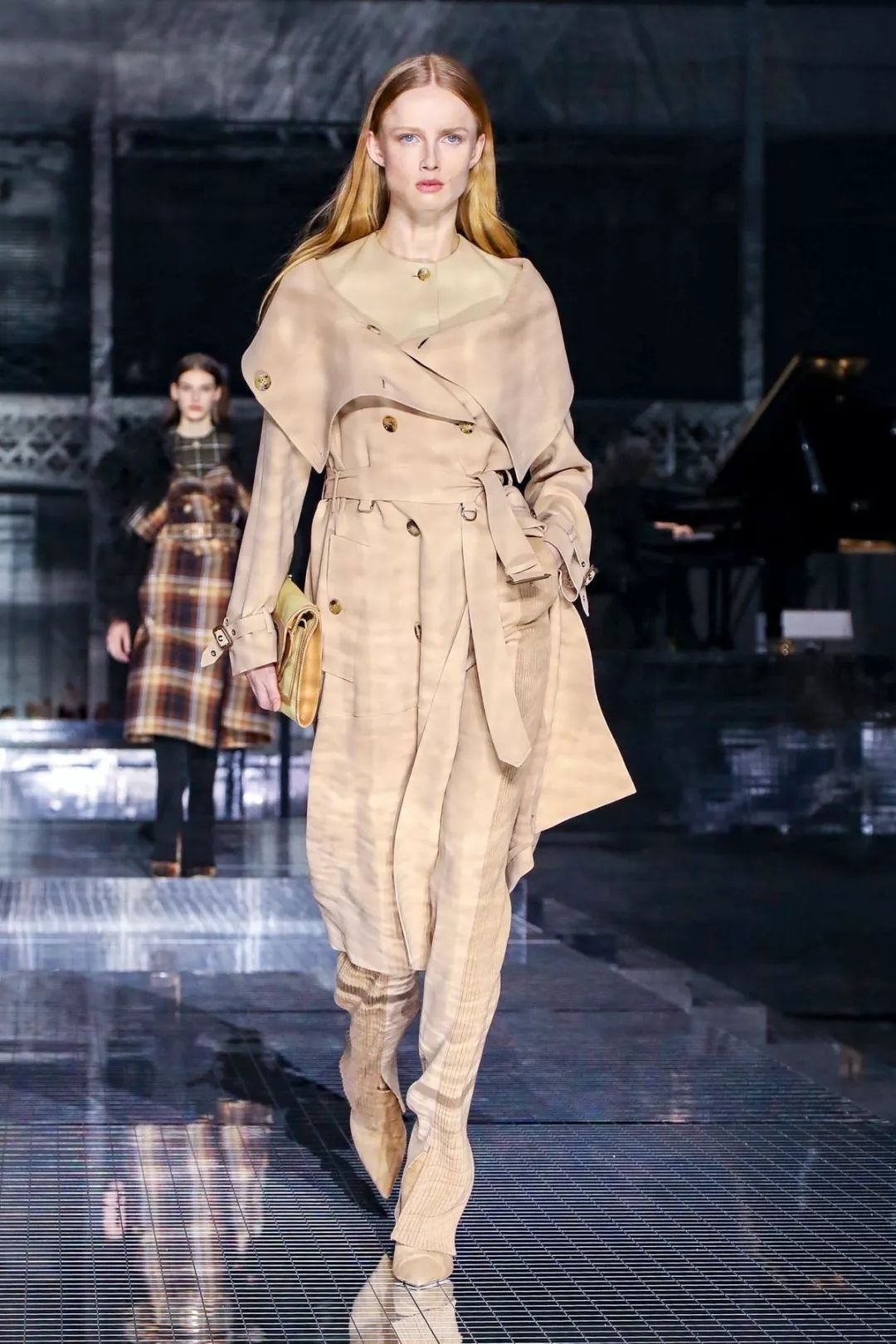 提炼Burberry的风格启示：由穿着者展开窥内览外的理性与感性