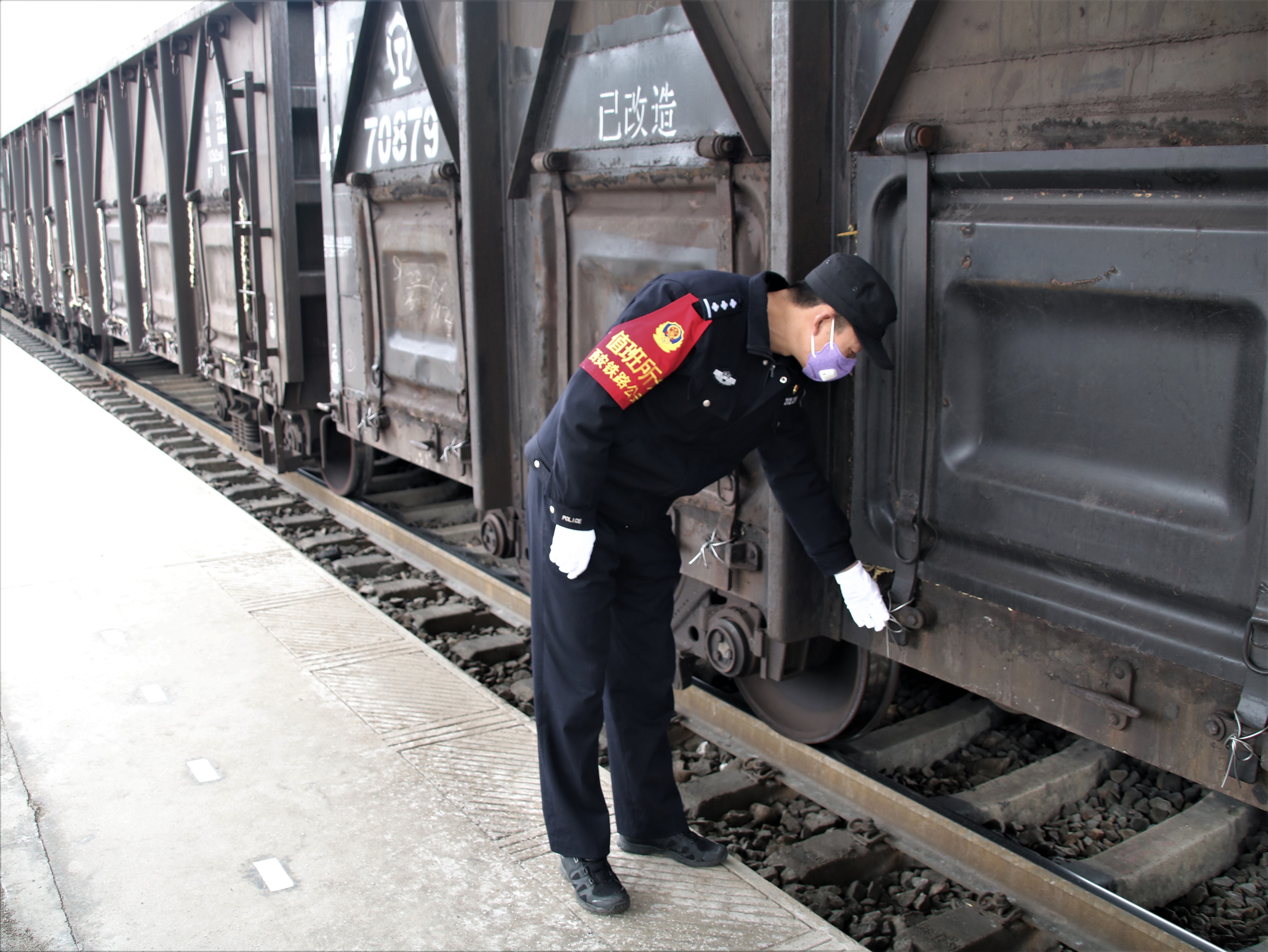 远在*疆新**的母亲春节想来陕西看儿子，两次出行前都退票了